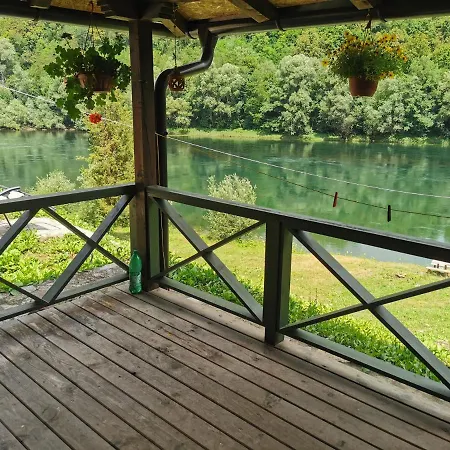 Brvnara Na Obali Reke Drine * Beserovina