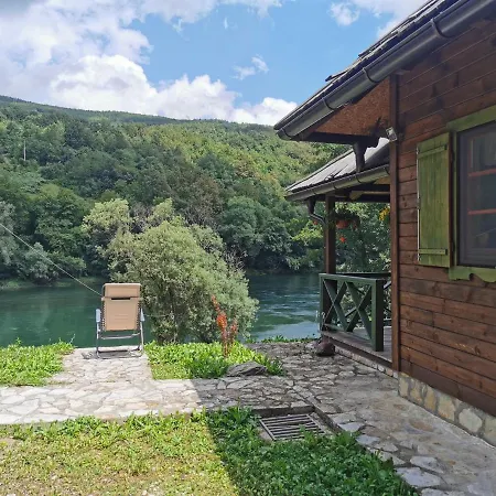ロッジ Brvnara Na Obali Reke Drine