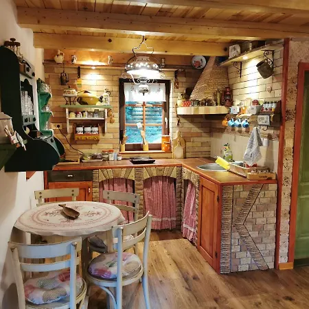 Brvnara Na Obali Reke Drine * Beserovina