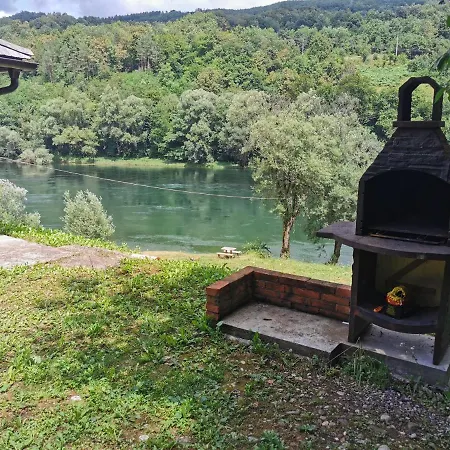 Brvnara Na Obali Reke Drine *