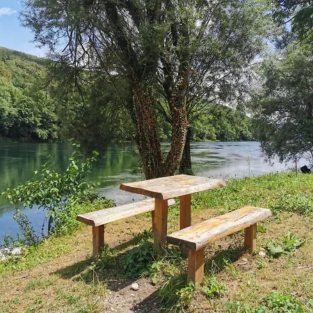 Brvnara Na Obali Reke Drine * Beserovina
