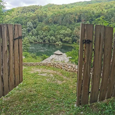 Brvnara Na Obali Reke Drine ロッジ *