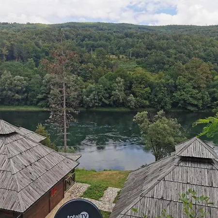 Brvnara Na Obali Reke Drine ロッジ Beserovina