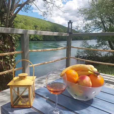 ロッジ Brvnara Na Obali Reke Drine