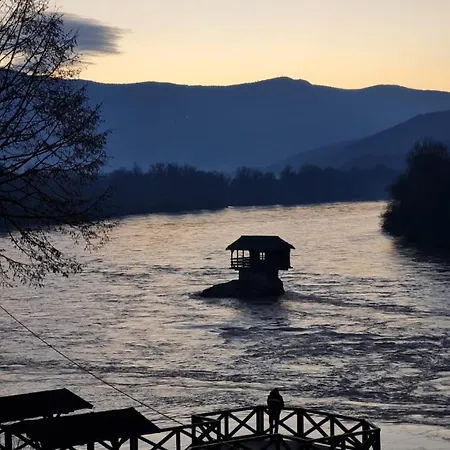 Brvnara Na Obali Reke Drine ロッジ