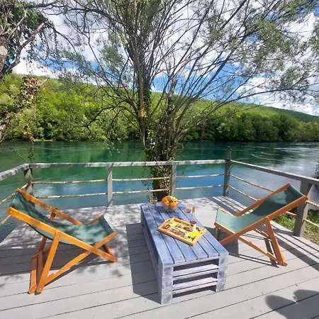 Brvnara Na Obali Reke Drine * Beserovina